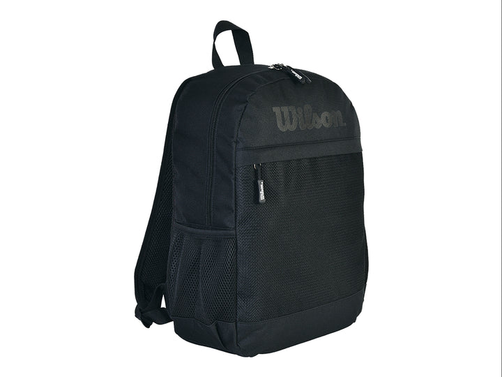 Mochila escolar Wilson de color negro con bolsillo frontal y asa superior.