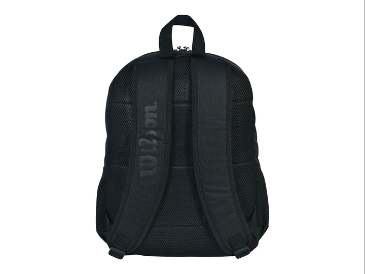 Mochila escolar Wilson de color negro con bolsillo frontal y asa superior.