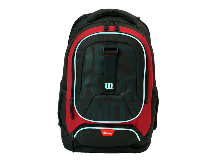 Mochila deportiva juvenil de color negro con detalles en rojo y azul claro, marca Wilson.