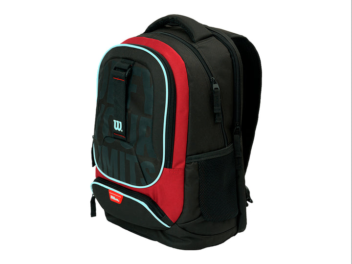 Mochila deportiva juvenil de color negro con detalles en rojo y azul claro, marca Wilson.