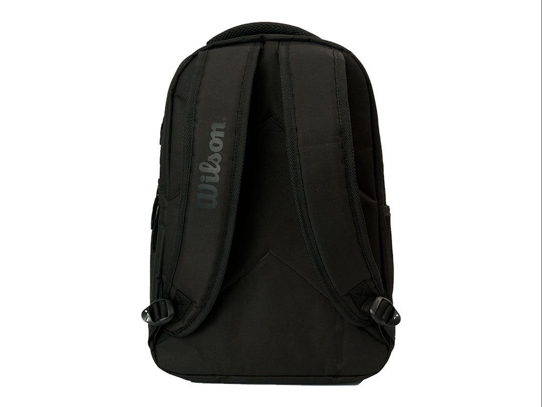 Mochila deportiva juvenil de color negro con detalles en rojo y azul claro, marca Wilson.