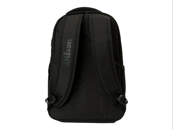 Mochila deportiva juvenil de color negro con detalles en rojo y azul claro, marca Wilson.