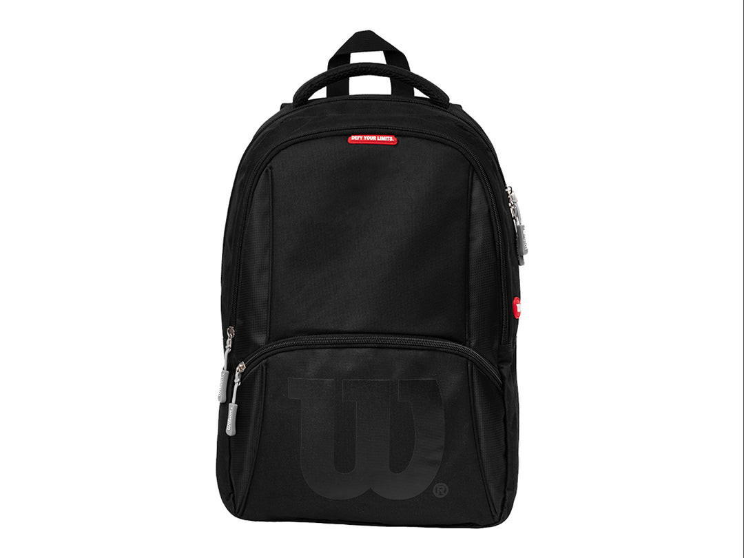 Mochila deportiva color negro con logotipo de Wilson en la parte inferior y detalles en rojo.