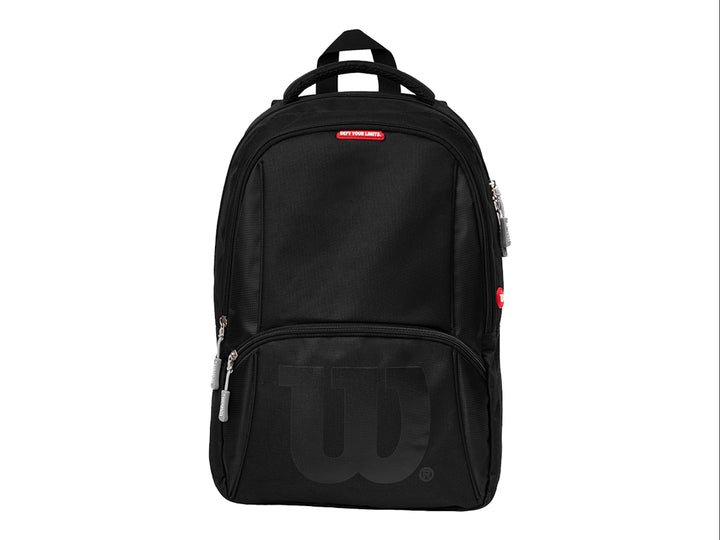 Mochila deportiva color negro con logotipo de Wilson en la parte inferior y detalles en rojo.