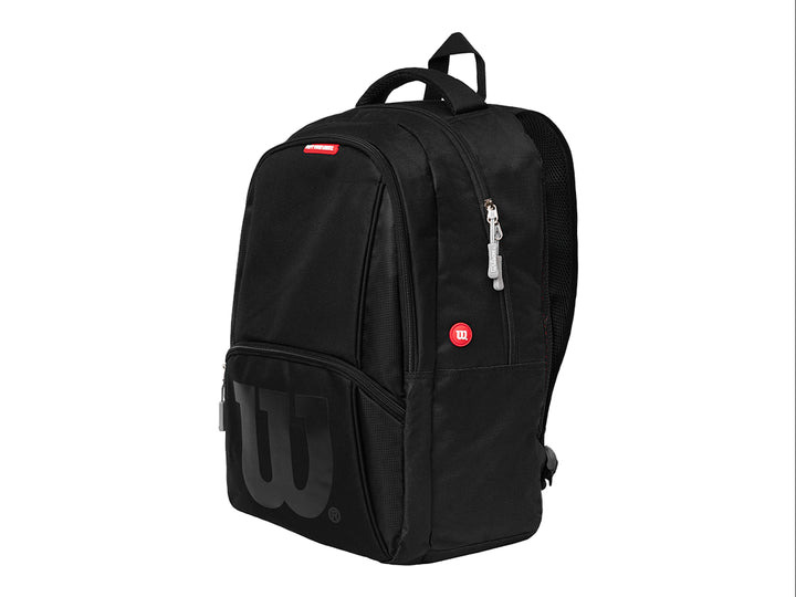 Mochila deportiva color negro con logotipo de Wilson en la parte inferior y detalles en rojo.