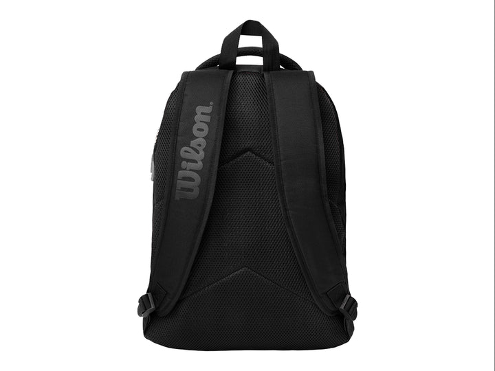 Mochila deportiva color negro con logotipo de Wilson en la parte inferior y detalles en rojo.