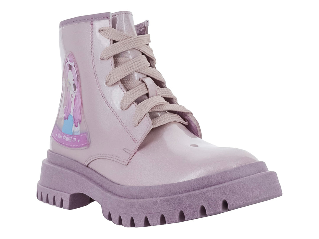 Bota infantil color rosa claro con acabado brillante, suela track y estampado lateral.
