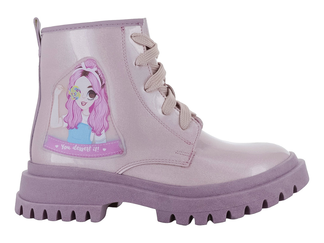 Bota infantil color rosa claro con acabado brillante, suela track y estampado lateral.