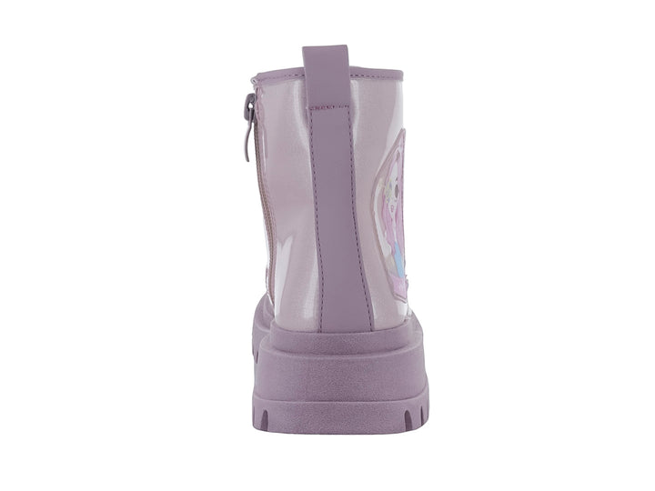 Bota infantil color rosa claro con acabado brillante, suela track y estampado lateral.