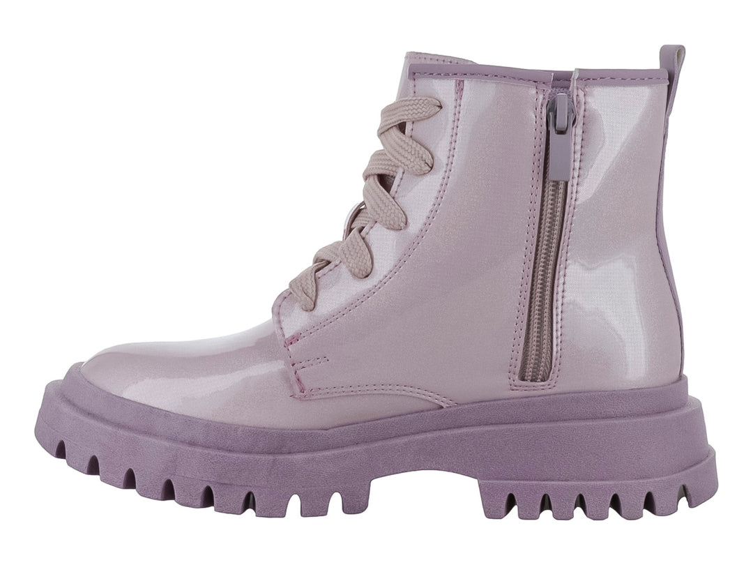 Bota infantil color rosa claro con acabado brillante, suela track y estampado lateral.