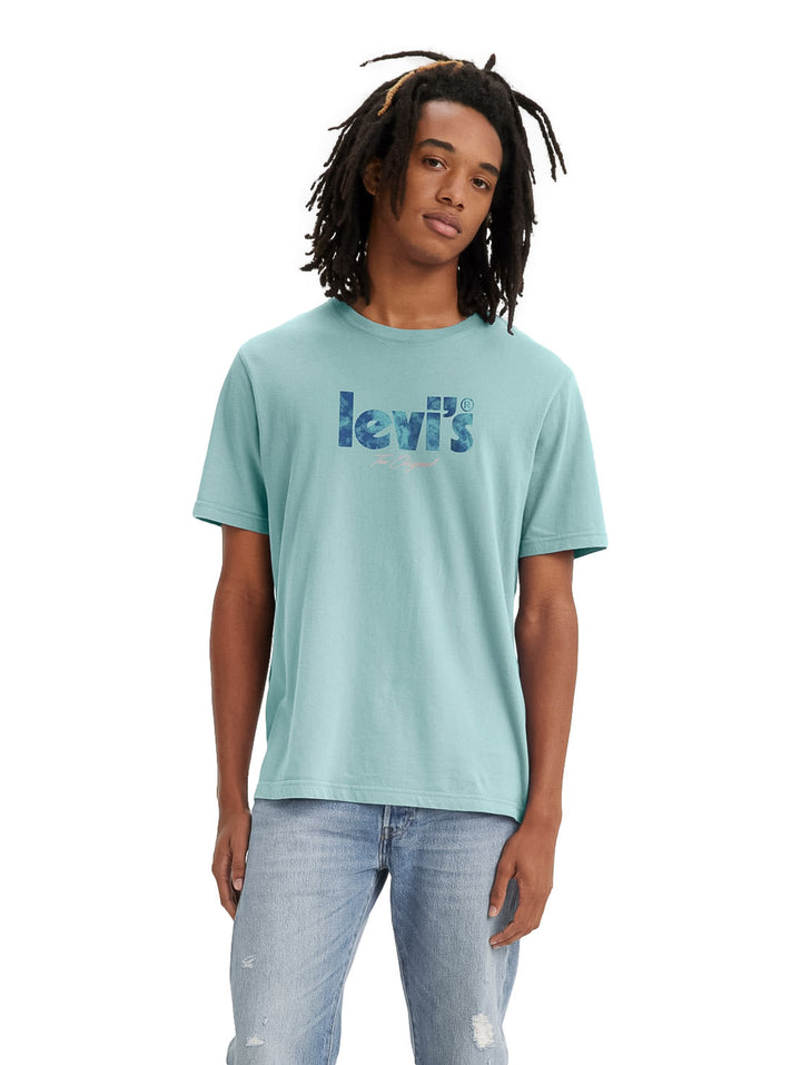 Hombre vistiendo una camiseta de manga corta color turquesa pastel con logotipo de Levi&