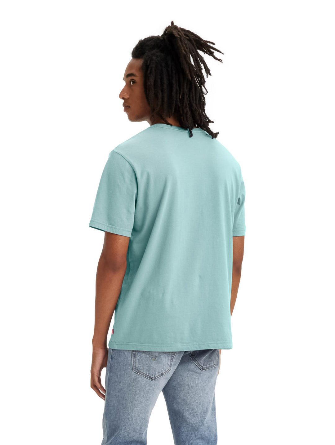 Hombre vistiendo una camiseta de manga corta color turquesa pastel con logotipo de Levi&