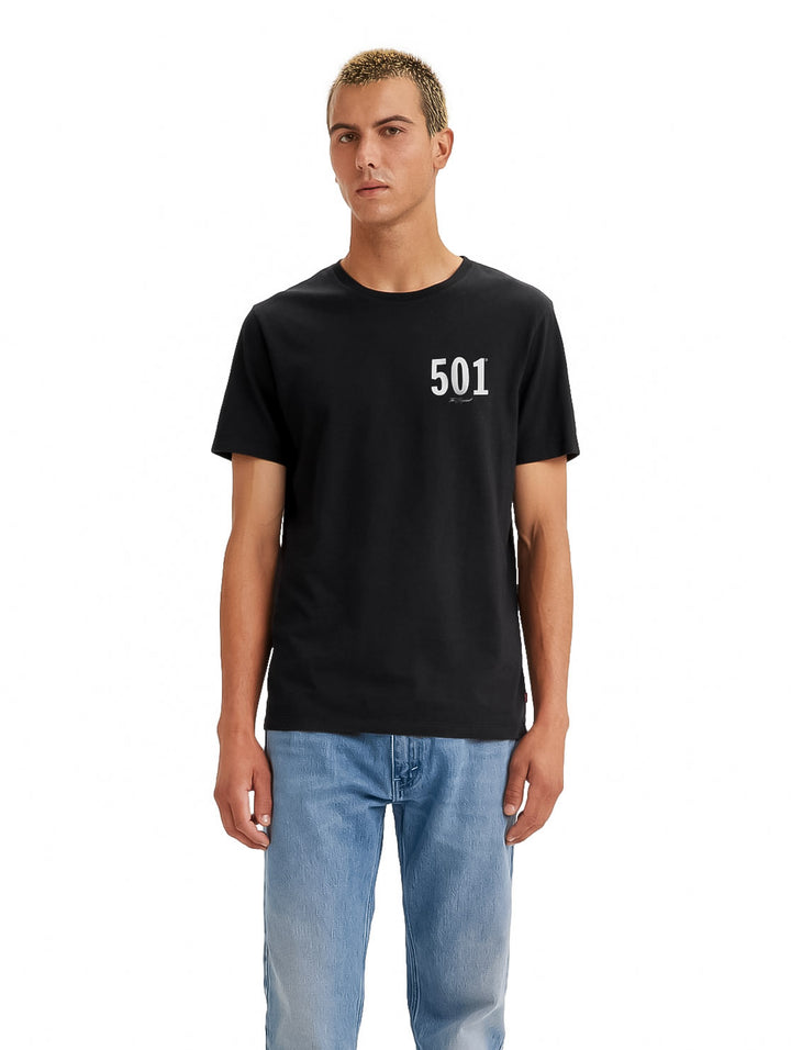 Hombre vistiendo camiseta negra de manga corta con gráfico 501 en el pecho.