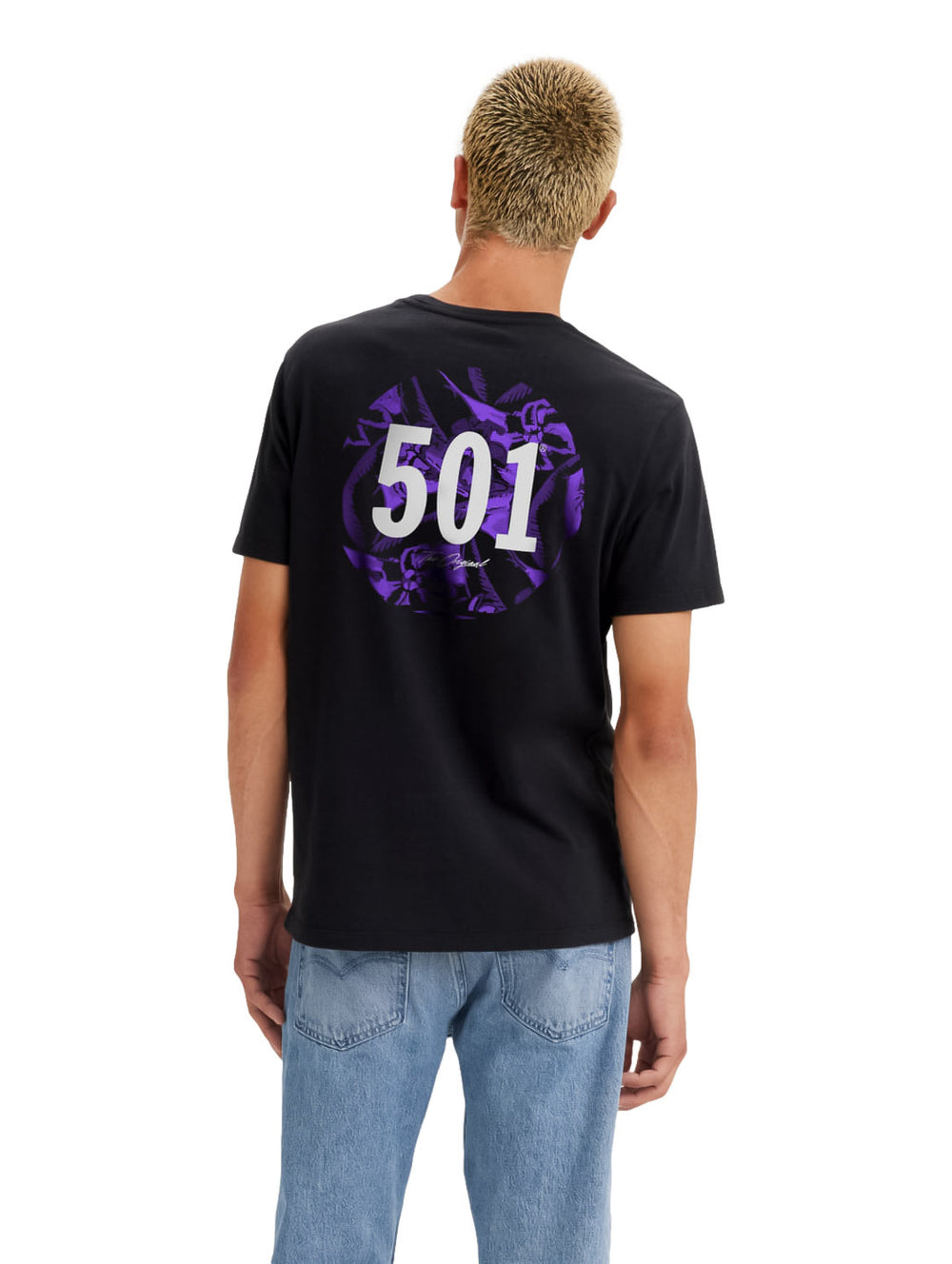 Hombre vistiendo camiseta negra de manga corta con gráfico 501 en el pecho.