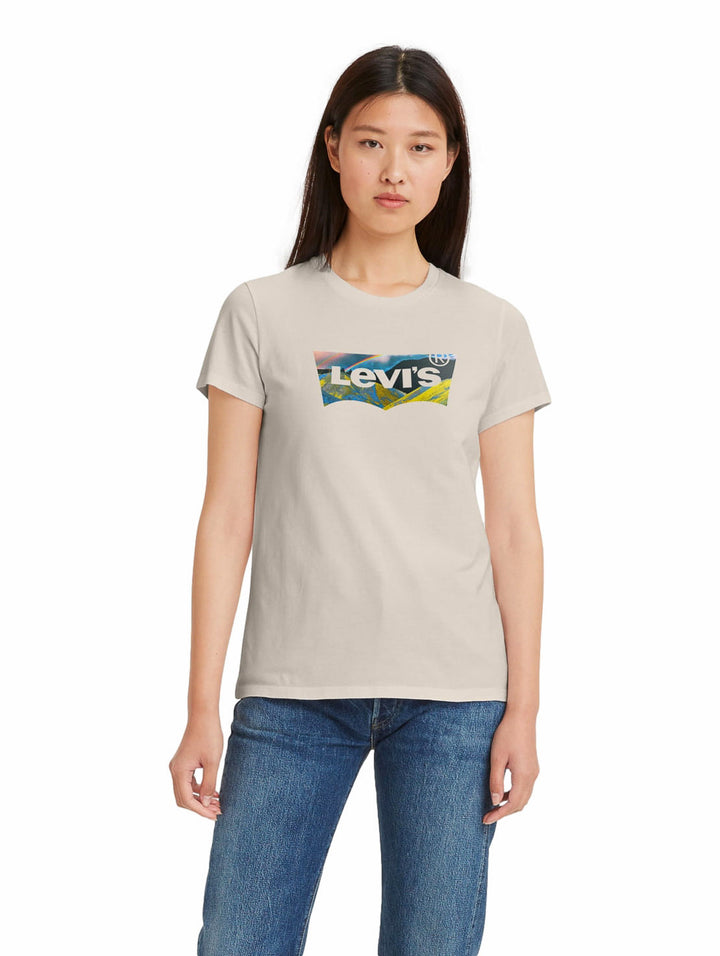 Mujer vistiendo una playera Levi&