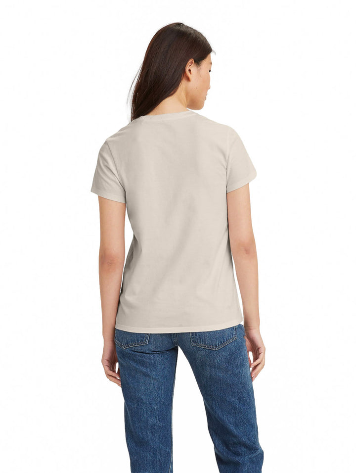Mujer vistiendo una playera Levi&