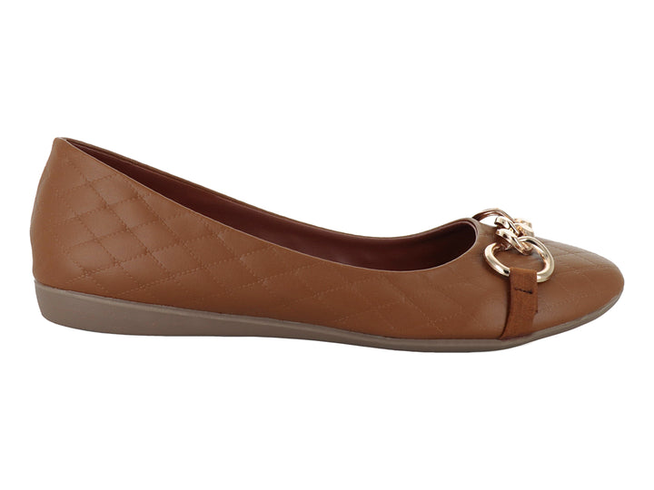 Zapato plano color camel para mujer con textura acolchada y detalle de cadena dorada en la parte superior.