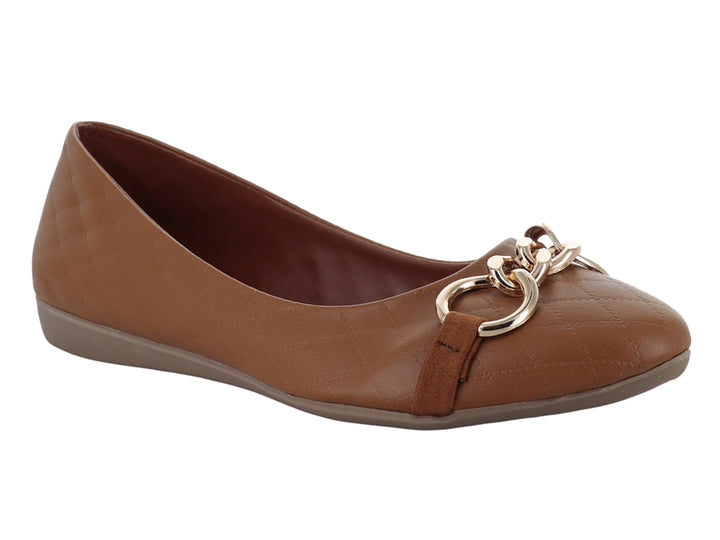 Zapato plano color camel para mujer con textura acolchada y detalle de cadena dorada en la parte superior.
