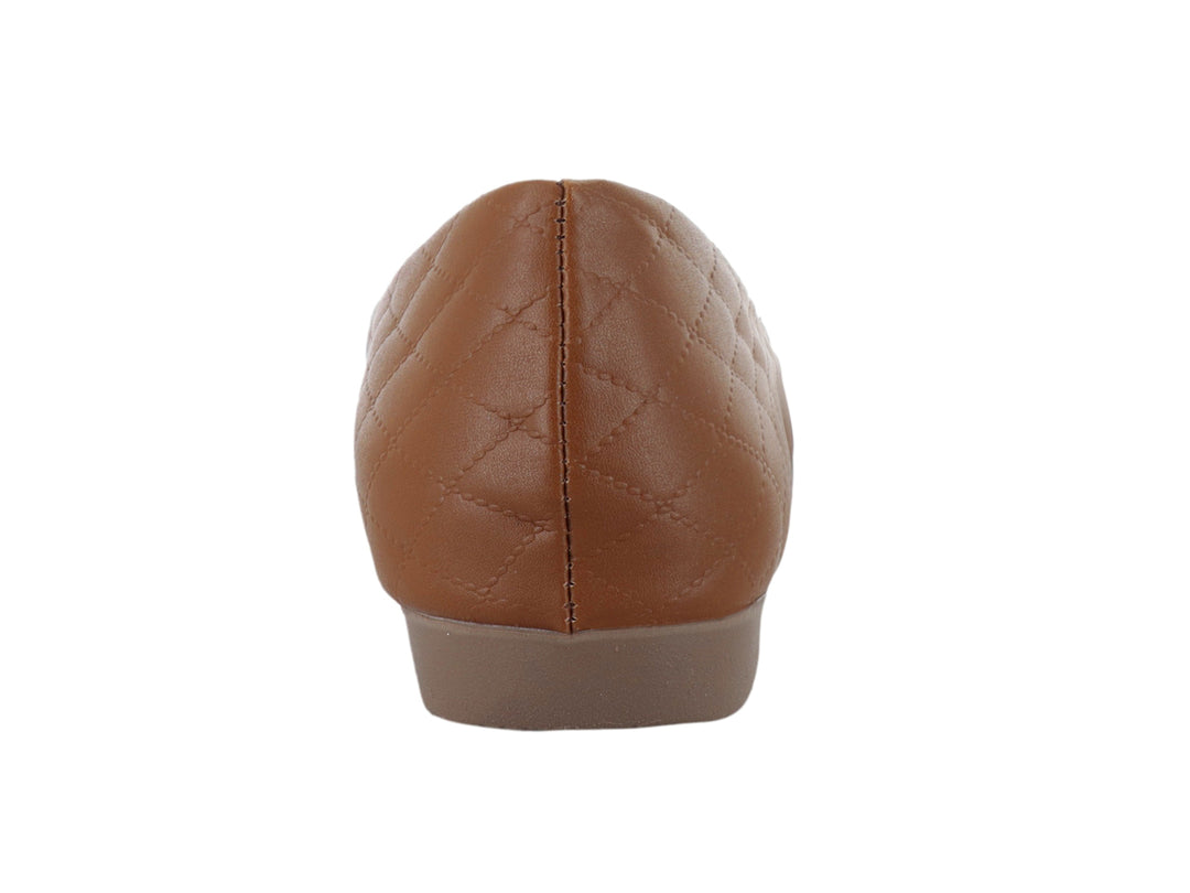 Zapato plano color camel para mujer con textura acolchada y detalle de cadena dorada en la parte superior.