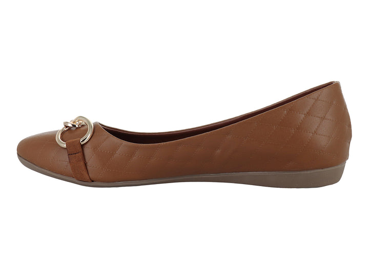 Zapato plano color camel para mujer con textura acolchada y detalle de cadena dorada en la parte superior.