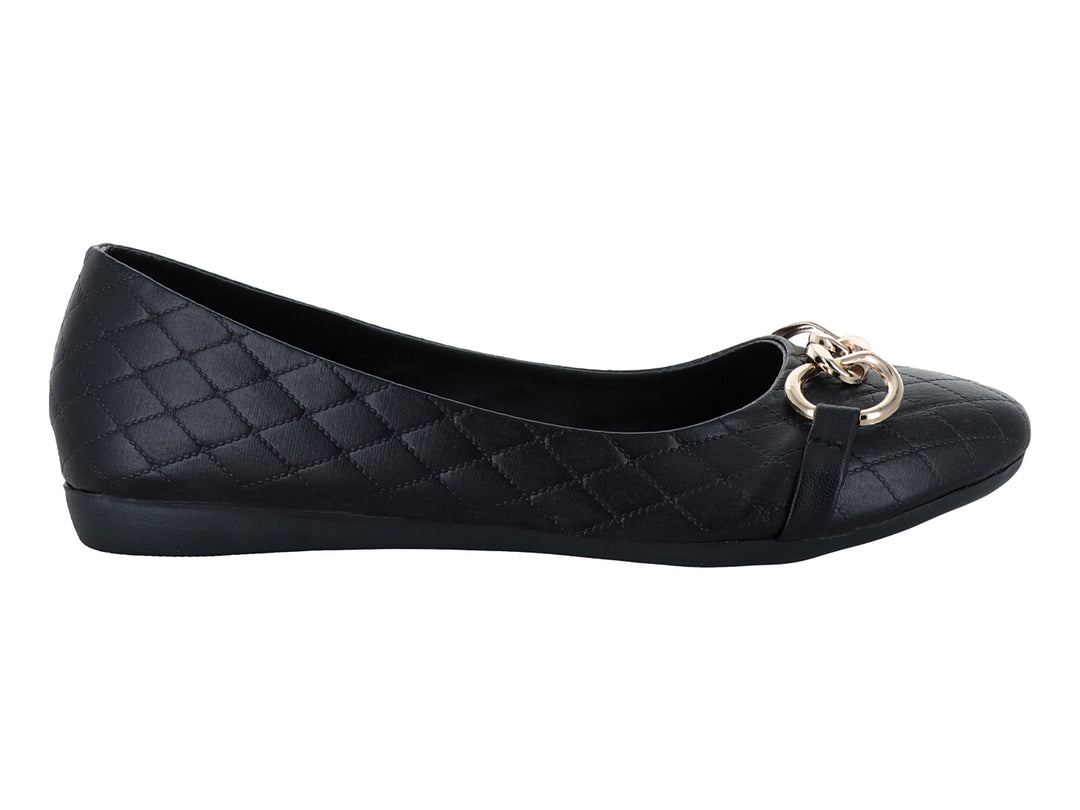 Zapato plano negro para mujer con textura acolchada en forma de diamante y detalle de hebilla dorada al frente.