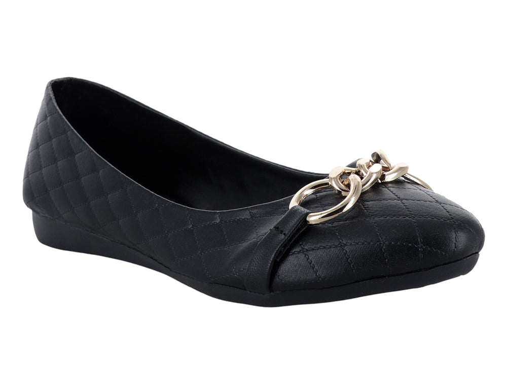 Zapato plano negro para mujer con textura acolchada en forma de diamante y detalle de hebilla dorada al frente.
