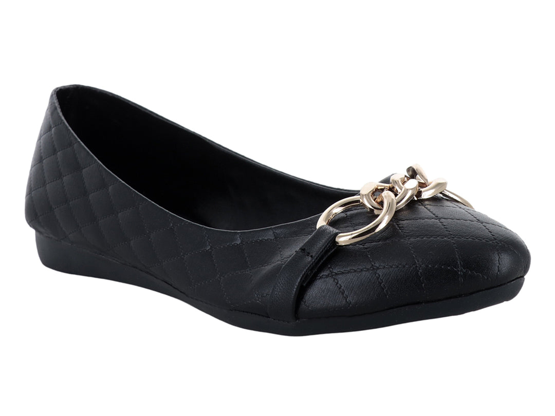 Zapato plano negro para mujer con textura acolchada en forma de diamante y detalle de hebilla dorada al frente.