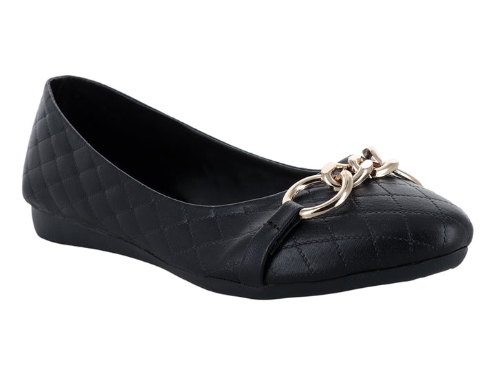 Zapato plano negro para mujer con textura acolchada en forma de diamante y detalle de hebilla dorada al frente.