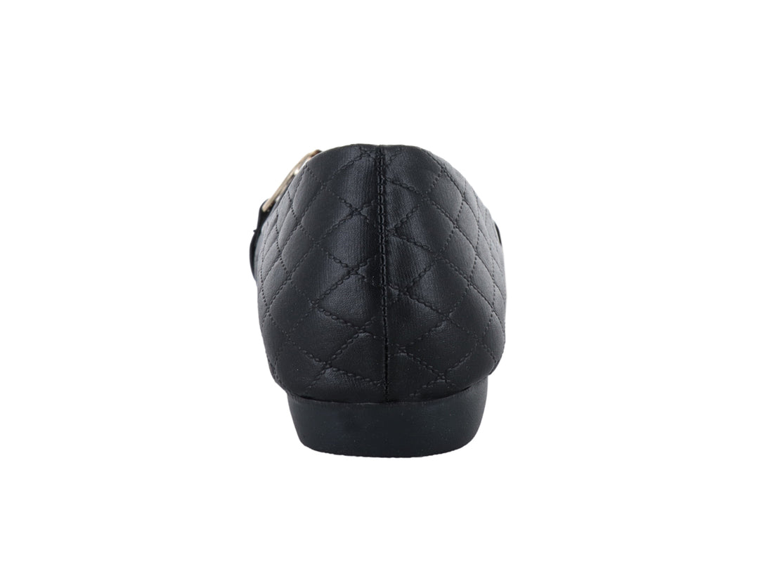 Zapato plano negro para mujer con textura acolchada en forma de diamante y detalle de hebilla dorada al frente.