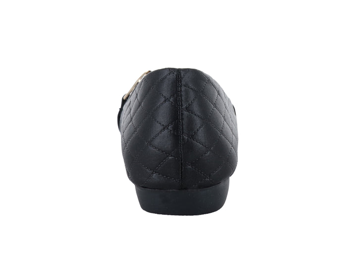 Zapato plano negro para mujer con textura acolchada en forma de diamante y detalle de hebilla dorada al frente.