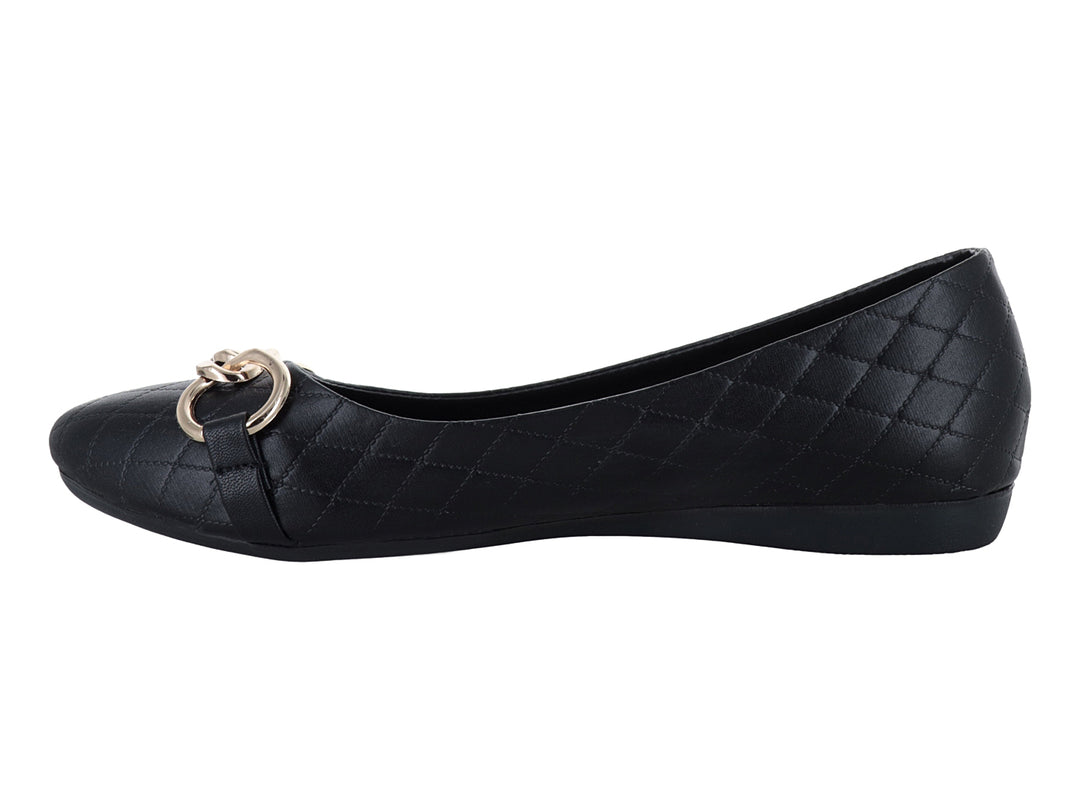 Zapato plano negro para mujer con textura acolchada en forma de diamante y detalle de hebilla dorada al frente.