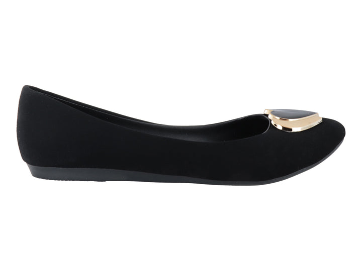 Zapato plano color negro mate para mujer con detalle de hebilla dorada en la parte frontal.
