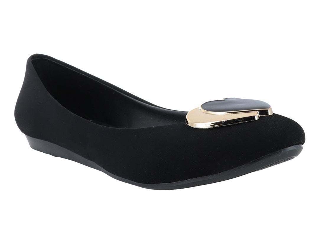Zapato plano color negro mate para mujer con detalle de hebilla dorada en la parte frontal.