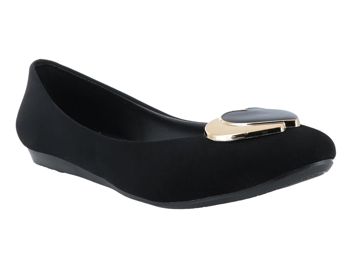 Zapato plano color negro mate para mujer con detalle de hebilla dorada en la parte frontal.