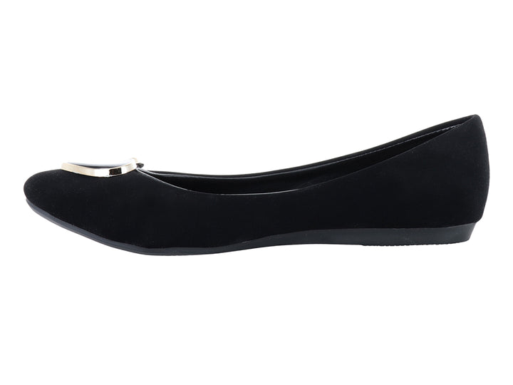 Zapato plano color negro mate para mujer con detalle de hebilla dorada en la parte frontal.