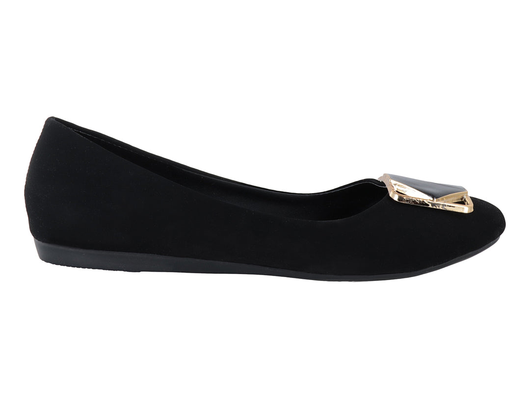 Zapato plano color negro con detalle de hebilla dorada en la punta.