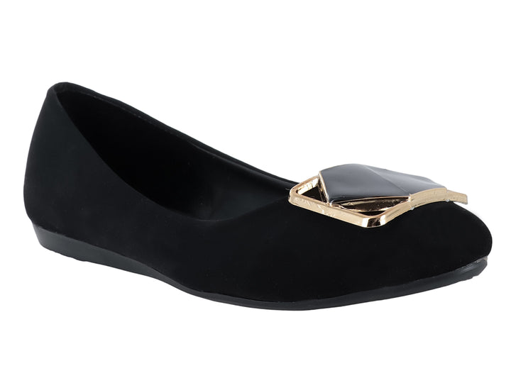 Zapato plano color negro con detalle de hebilla dorada en la punta.