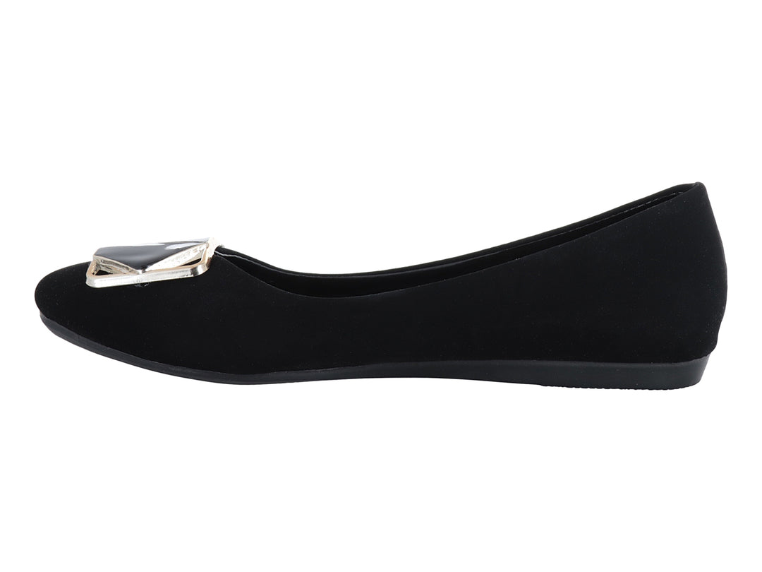 Zapato plano color negro con detalle de hebilla dorada en la punta.