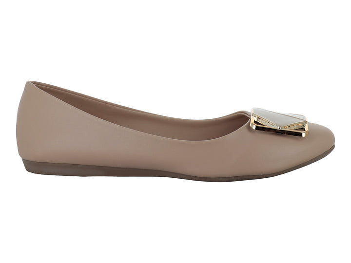 Zapato plano tipo ballerina color beige con hebilla dorada en la punta.