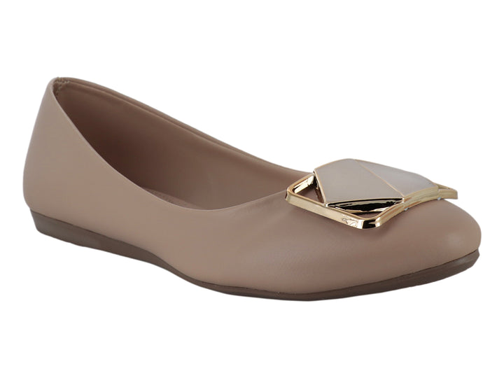 Zapato plano tipo ballerina color beige con hebilla dorada en la punta.
