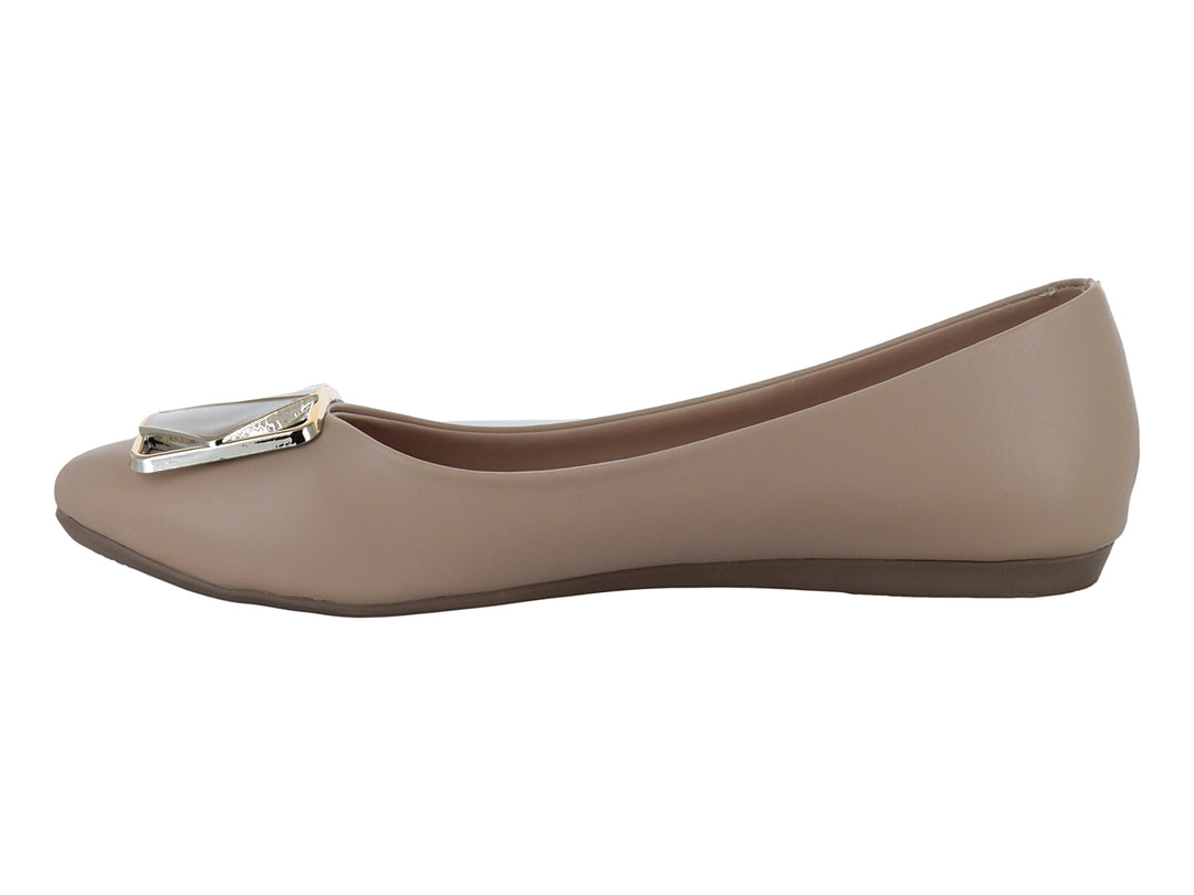 Zapato plano tipo ballerina color beige con hebilla dorada en la punta.