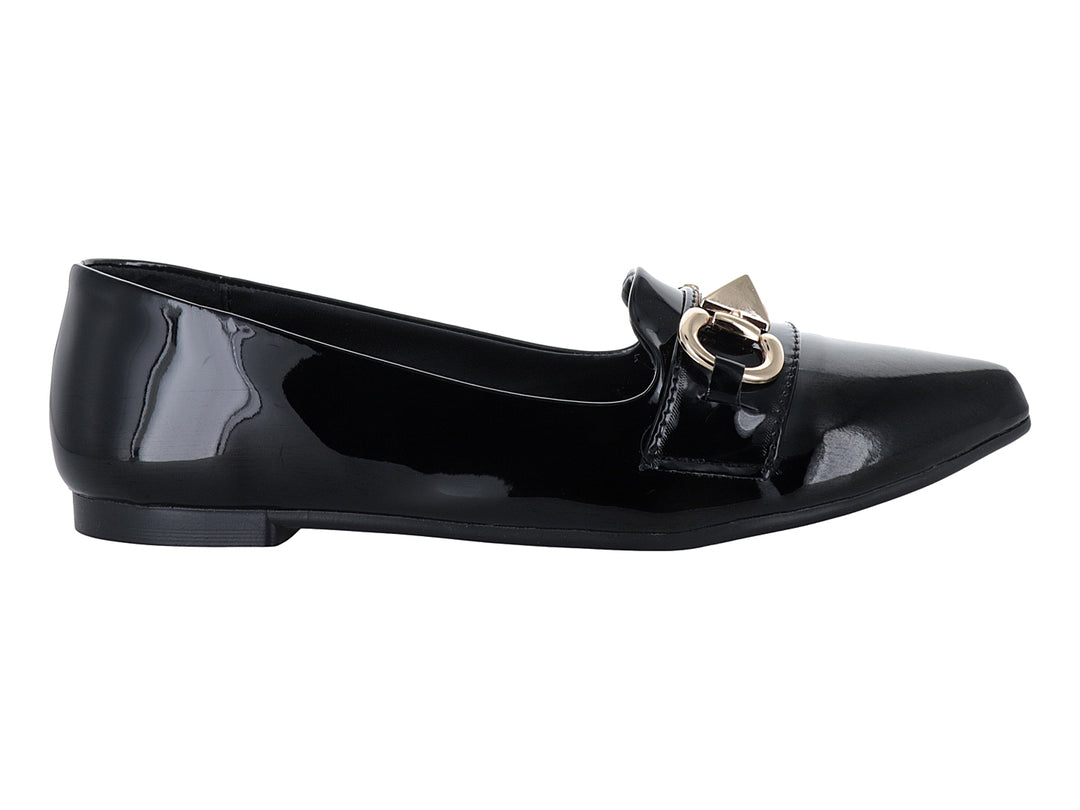 Zapato plano de charol negro con detalle de hebilla dorada en la parte superior.