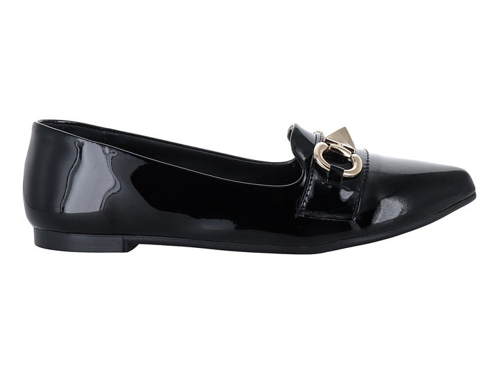 Zapato plano de charol negro con detalle de hebilla dorada en la parte superior.