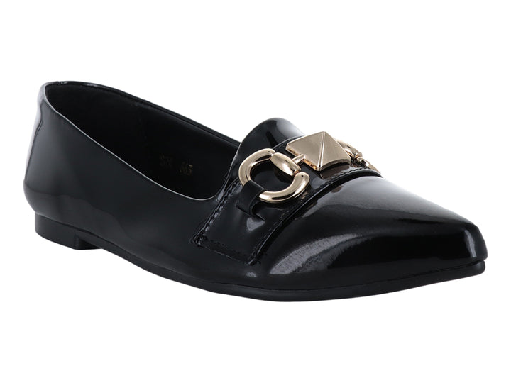 Zapato plano de charol negro con detalle de hebilla dorada en la parte superior.