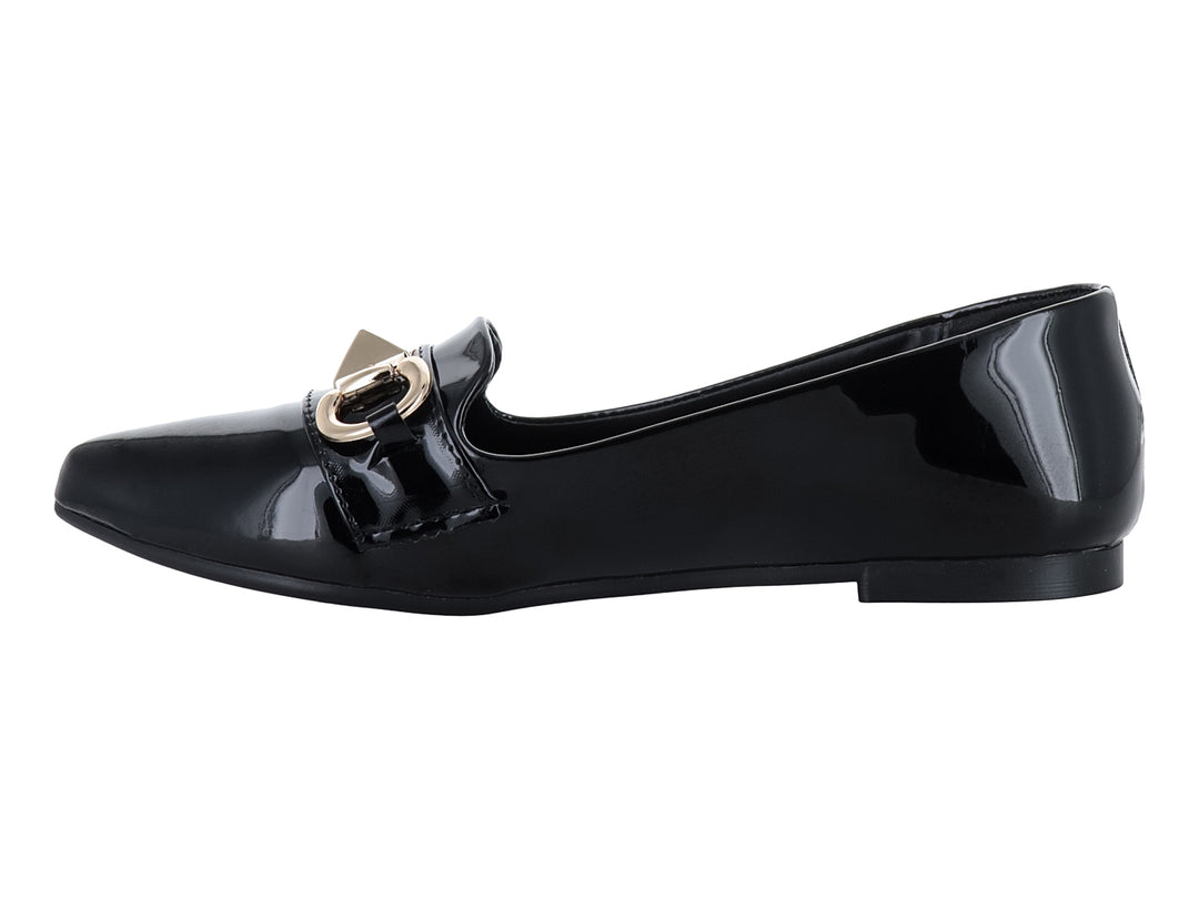 Zapato plano de charol negro con detalle de hebilla dorada en la parte superior.