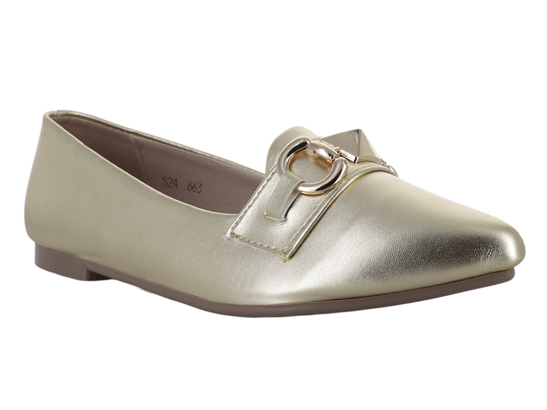 Zapato plano color dorado metálico con detalle de anillo dorado en el empeine.