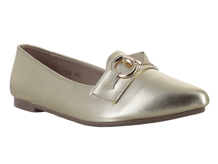 Zapato plano color dorado metálico con detalle de anillo dorado en el empeine.
