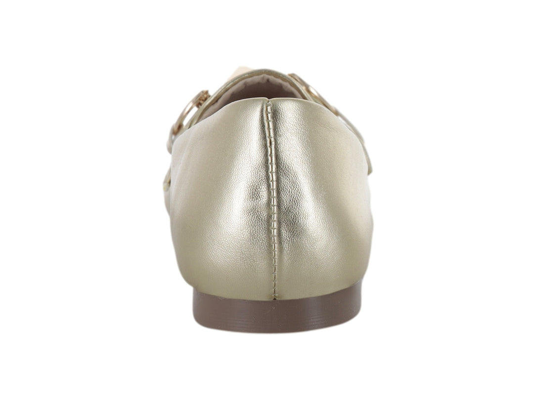 Zapato plano color dorado metálico con detalle de anillo dorado en el empeine.