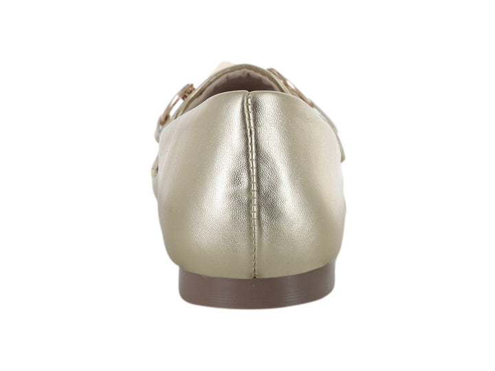 Zapato plano color dorado metálico con detalle de anillo dorado en el empeine.