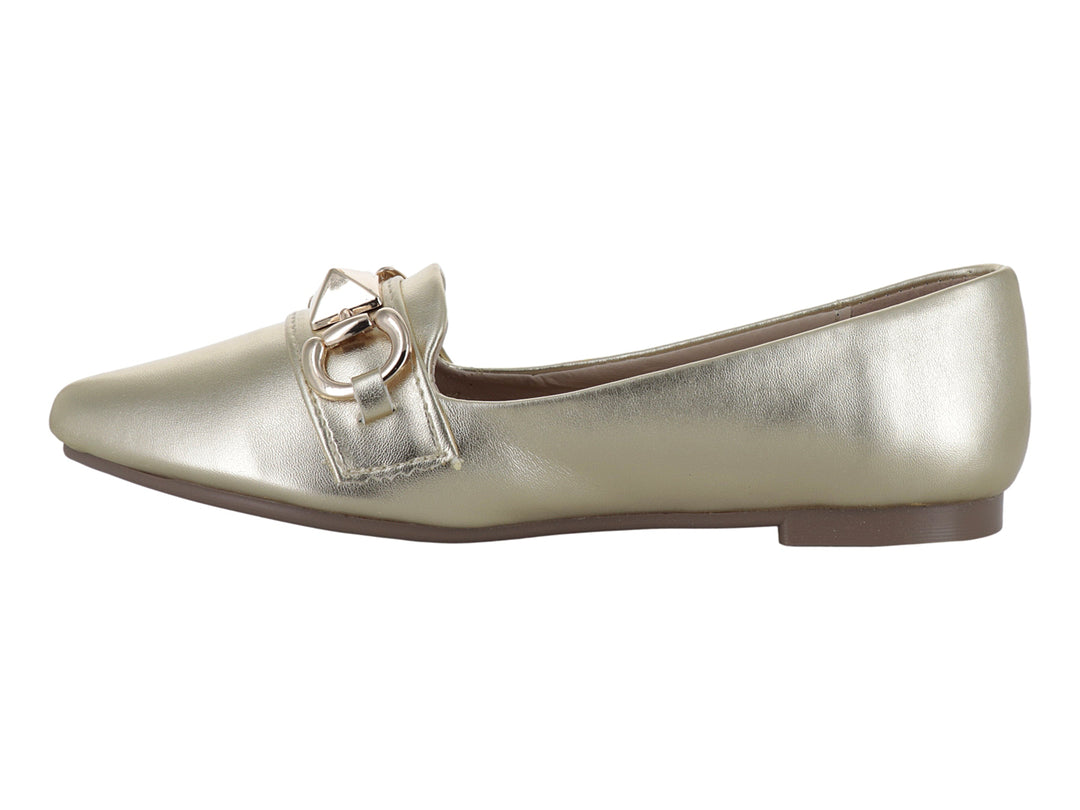 Zapato plano color dorado metálico con detalle de anillo dorado en el empeine.